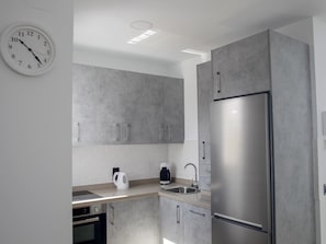 Fridge, microwave, oven, coffee/tea maker - Eva Recommends Triana 5 (Sevilla)