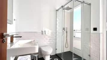 Secador de pelo y toallas