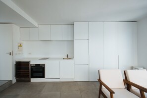 Refrigerador, microondas, cafetera/tetera, tostadora