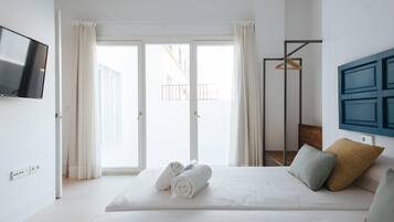 2 bedrooms, iron/ironing board, WiFi