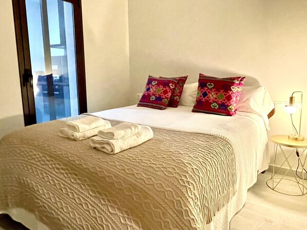 2 bedrooms, iron/ironing board, Internet, bed sheets