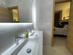 Hårføner og håndklær