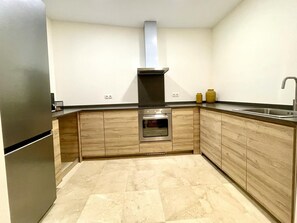 Kjøleskap, mikrobølgeovn, ovn og oppvaskmaskin