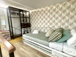 1 habitación, tabla de planchar con plancha, internet y ropa de cama 