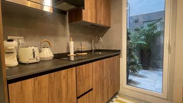 Frigorífic, microones, rentaplats i cafetera i tetera