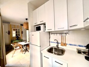 Fridge, microwave, coffee/tea maker, toaster - Eva Recommends Campana (Sevilla)