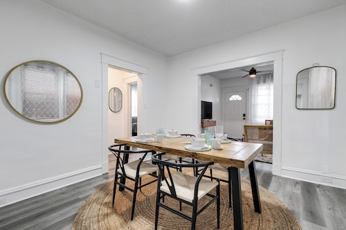 Charming 2-bedroom house with AC, WiFi in wonderful Richmond