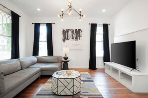 Living area - Spacious 4-bedroom house in charming Richmond with WiFi and AC (Richmond)