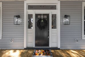 Exterior detail - Spacious 4-bedroom house in charming Richmond with WiFi and AC (Richmond)