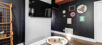 Charming 3-bedroom house in fantastic Richmond with WiFi, AC