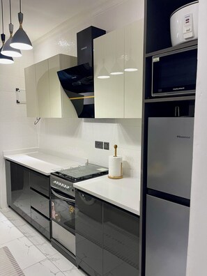 Private kitchen - Chic 1-bedroom apartment with AC and WiFi in vibrant Accra. (Tema)
