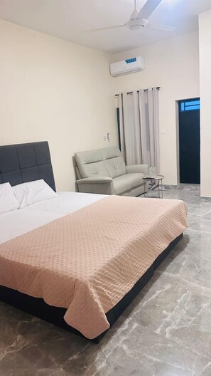 Classic Single Room, Balcony | Soundproofing - Belgam Lodge (Serrekunda)