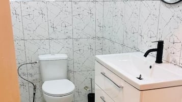 Classic Single Room, Balcony | Bathroom