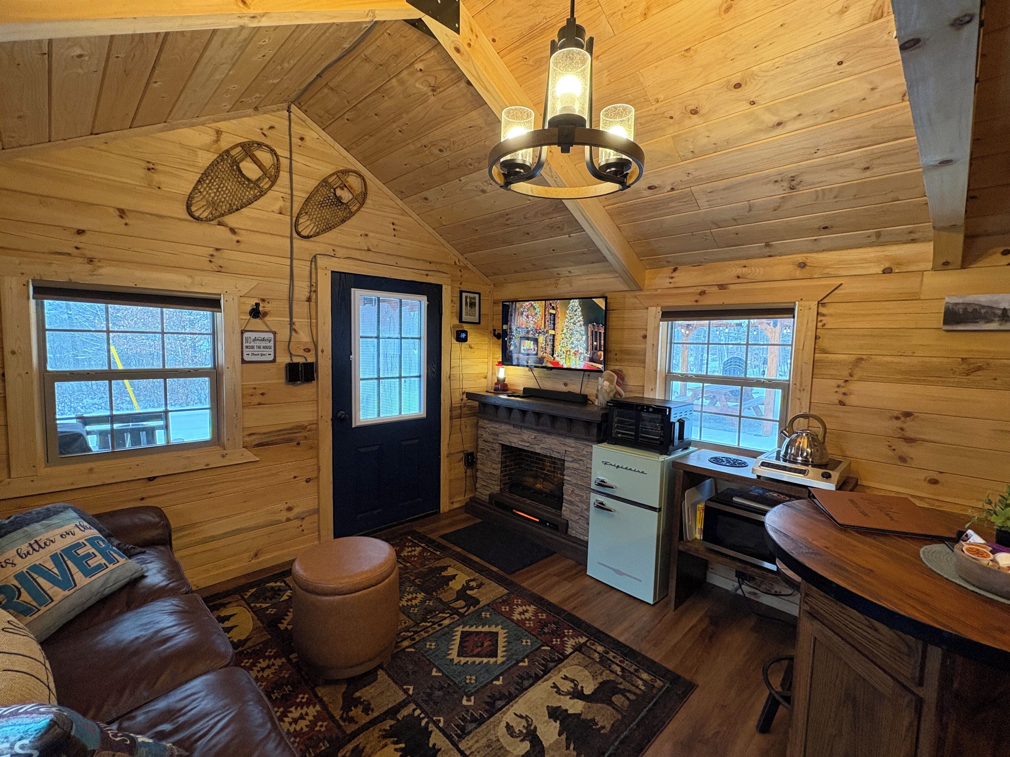 TV connectée, cheminée, chaîne hi-fi