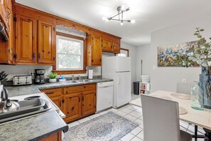 Private kitchen - Charming 3-bedroom house with AC and WiFi in wonderful Richmond (Richmond)