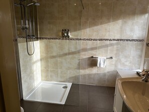 Chambre Standard double ou avec lits jumeaux, vue sur la colline | Literie de qualité, lit avec matelas en mousse à mémoire