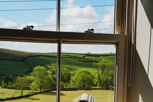 Chambre Double Supérieure, salle de bains privée, vue colline