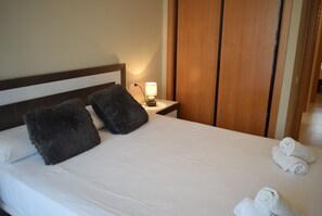 2 quartos, ferros/tábuas de passar roupa, Wi-Fi de cortesia