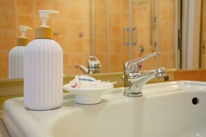 Shower, eco-friendly toiletries, hair dryer, bidet - Sunny House (Roma)