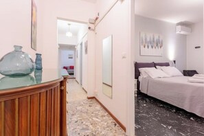 3 多间卧室、客房内保险箱、办公桌、熨斗/熨衣板