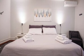 3 bedrooms, in-room safe, desk, iron/ironing board - Sunny House (Roma)