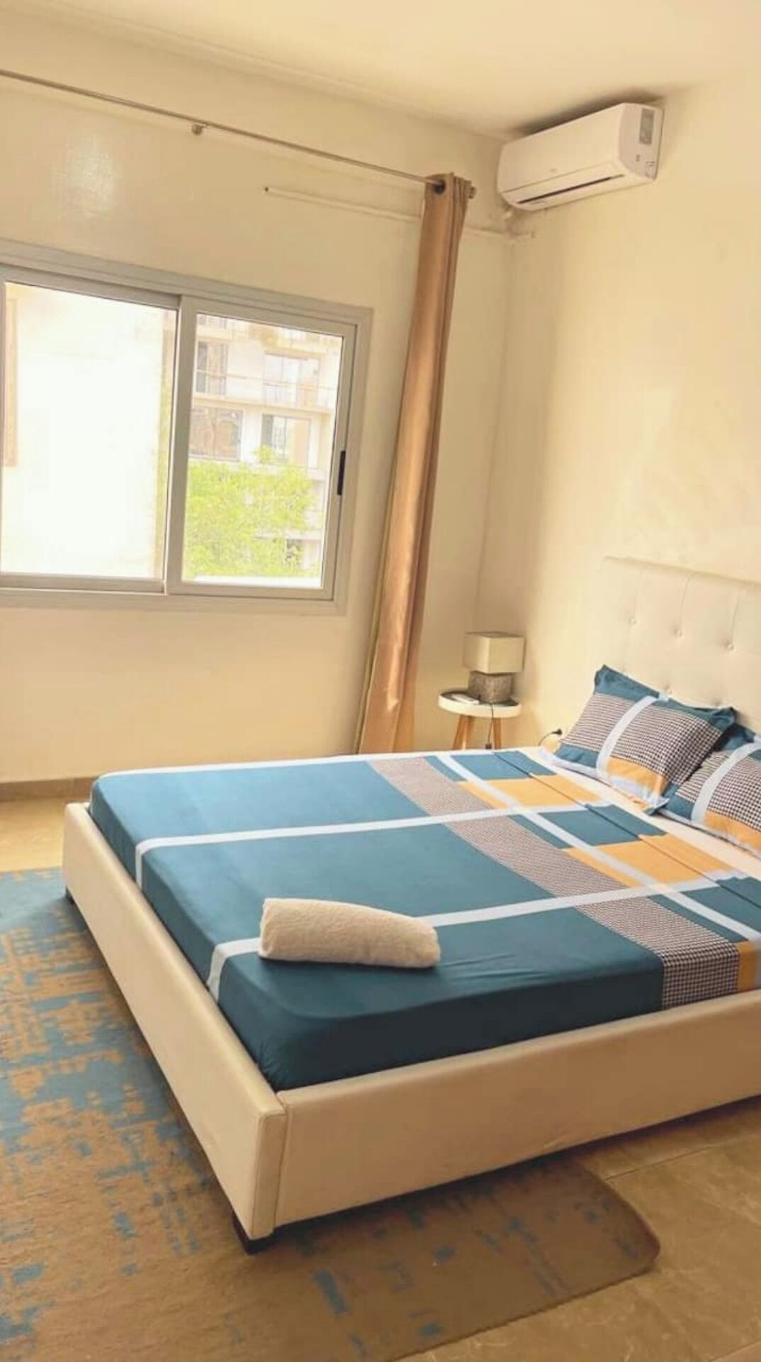Tabla de planchar con plancha, wifi y ropa de cama 