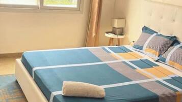 Tabla de planchar con plancha, wifi y ropa de cama