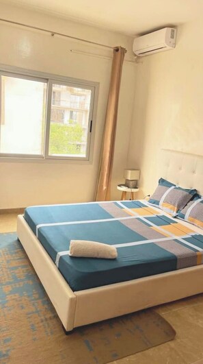 Tabla de planchar con plancha, wifi y ropa de cama 