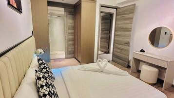 1 bedroom, Egyptian cotton sheets, premium bedding, memory-foam beds