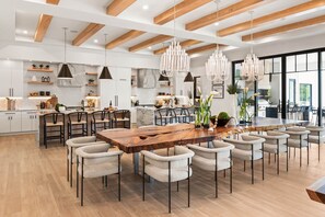 Dining - Morlando Three floor rocket ship, luxurious interior, back yard oasis with pool (Kissimmee)