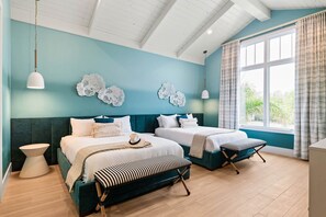 12 bedrooms, iron/ironing board, WiFi, bed sheets - Morlando Three floor rocket ship, luxurious interior, back yard oasis with pool (Kissimmee)