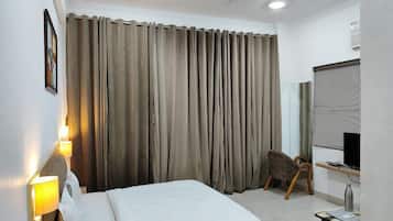 Deluxe Double Room, Lake View | Desk, laptop workspace, free WiFi