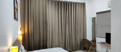 Escritorio, espacio para trabajar con laptop y wifi gratis