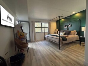 2 slaapkamers, een strijkplank/strijkijzer, reisbedje, wifi