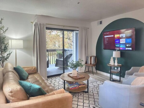 Een smart-tv, videogames, tafelvoetbal en boeken