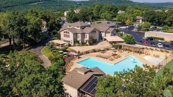 Piscine couverte, piscine extérieure