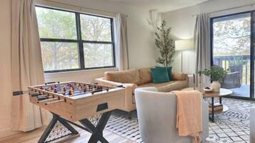 TV connectée, jeux vidéo, baby-foot, livres