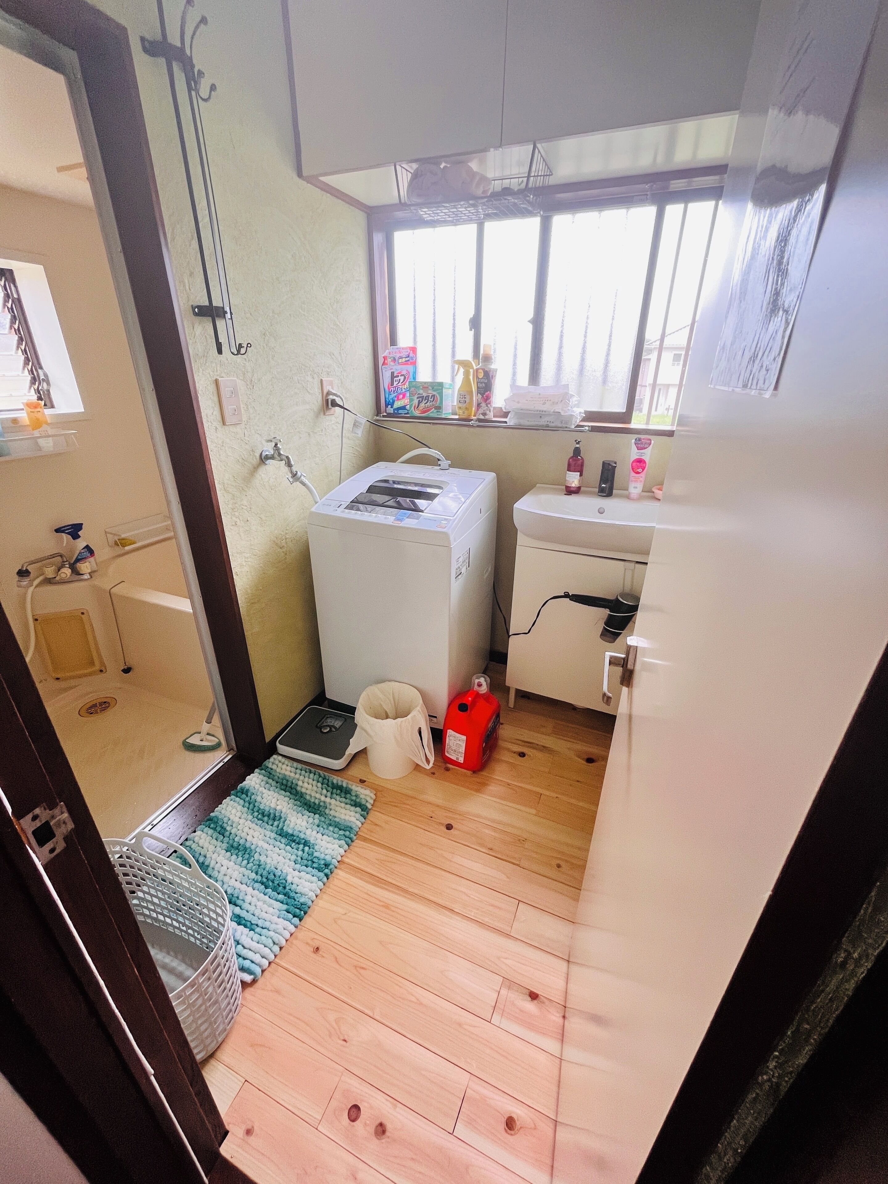 Hiustenkuivaaja, bidee, pyyhkeet, saippua