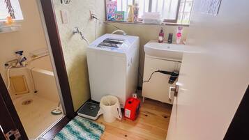 Haartrockner, Bidet, Handtücher, Seife