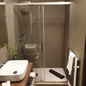 Bruser, miljøvenlige toiletartikler, hårtørrer, bidet