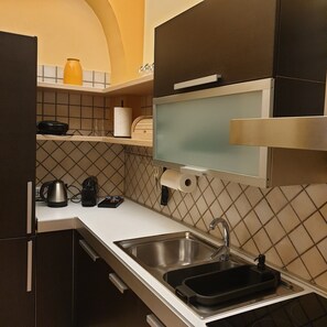 ثلاجة، ميكروويف، فرن، موقد طهي مسطح