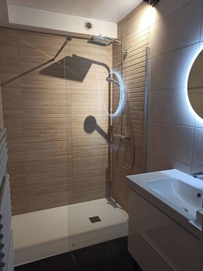 Een douche, een haardroger, handdoeken, zeep