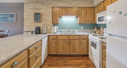 Luxury Condo Steps from Shangri La, Anchor