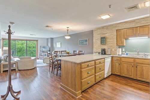 Luxury Condo Steps from Shangri La, Anchor