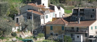 Ligurian rustico, surrounded by olive groves, 10 minutes from the sea.