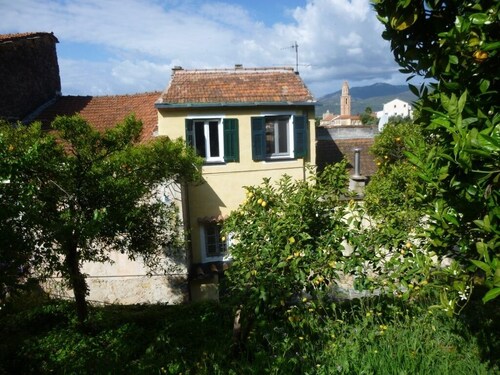 Ligurisches Rustico, umgeben von Olivenhainen am Dorfrand, 10 Minuten zum Meer.
