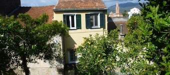 Ligurian rustico, surrounded by olive groves, 10 minutes from the sea.