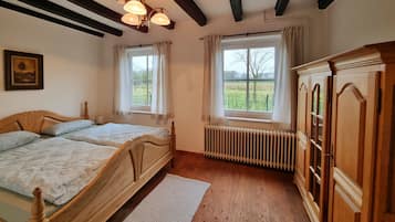 4 bedrooms, desk, free WiFi, bed sheets