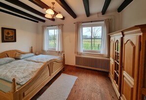 4 bedrooms, desk, free WiFi, bed sheets