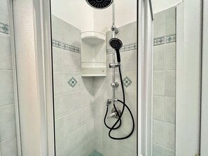 Douche, sèche-cheveux, bidet, serviettes fournies